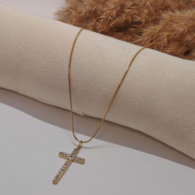 Verižica s križem – simbol svetlobe, vere in notranje moči