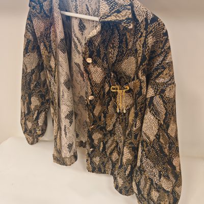 BOMBER SRAJČNA JAKNA – drzna eleganca v kačjem vzorcu